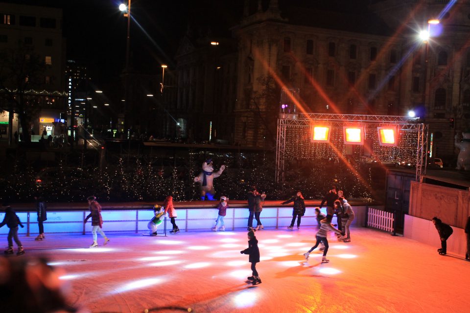  Karlsplatz  - pattinaggio sul ghiaccio
Mercatini di natale a Monaco