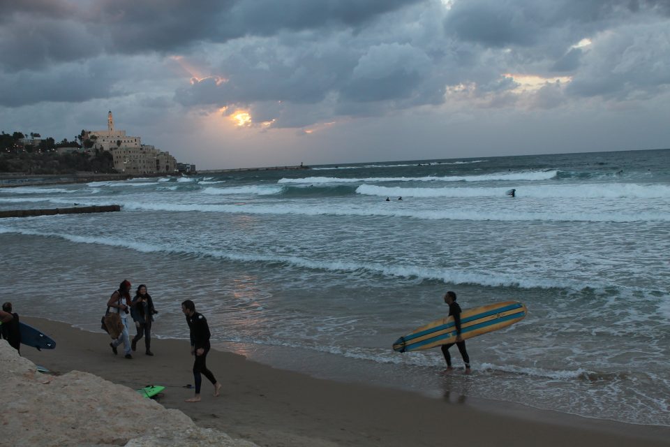 Surf sulle spiagge di Tel Aviv