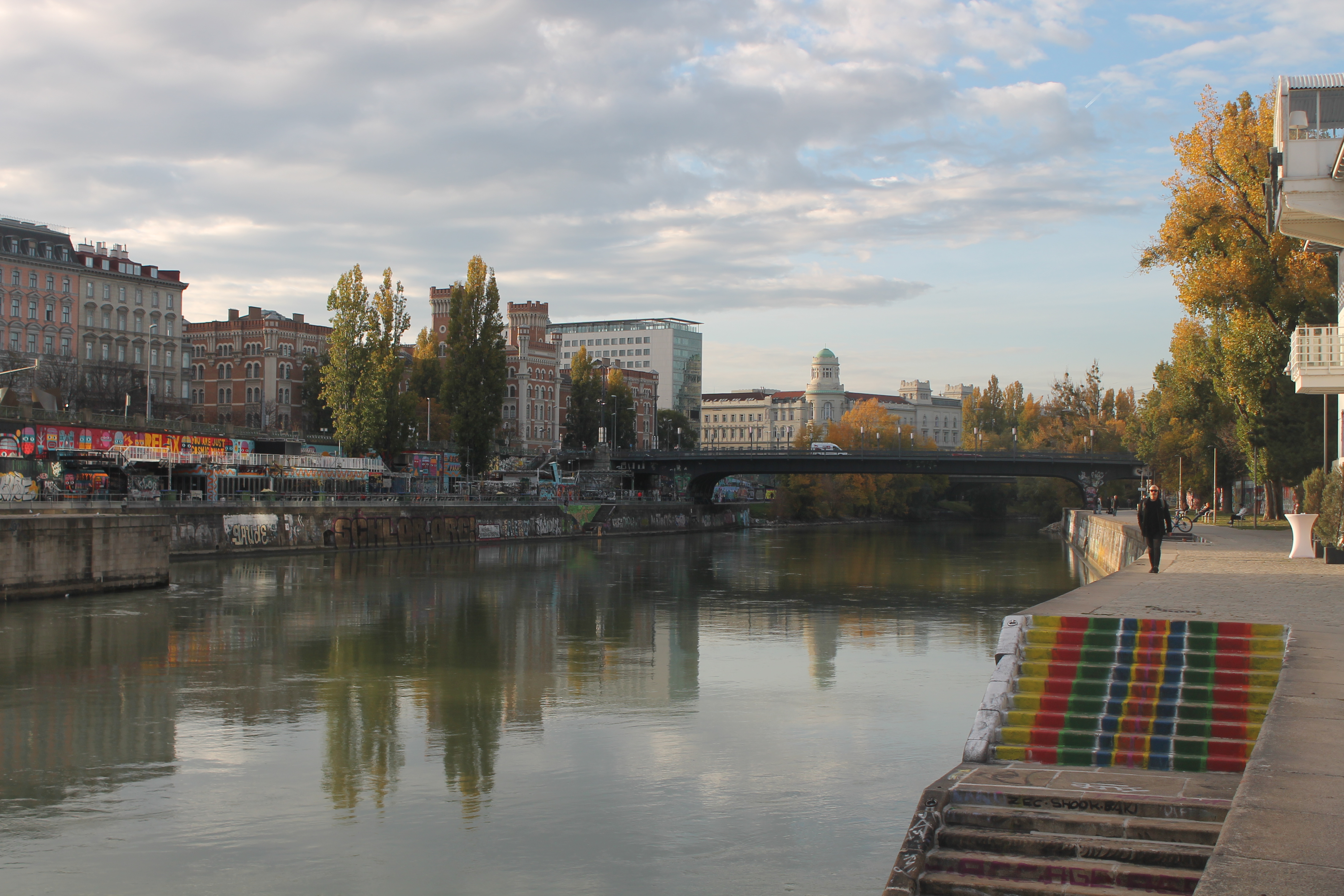 lungo il canale "Donaukanal" ph. @poshbackpackers